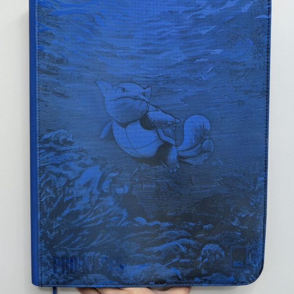 Binder Pokémon Carabaffe gravé laser édition collector bleu