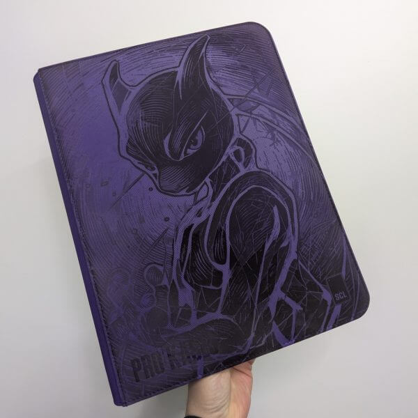 Binder Pokémon Mewtwo gravé laser édition collector violet