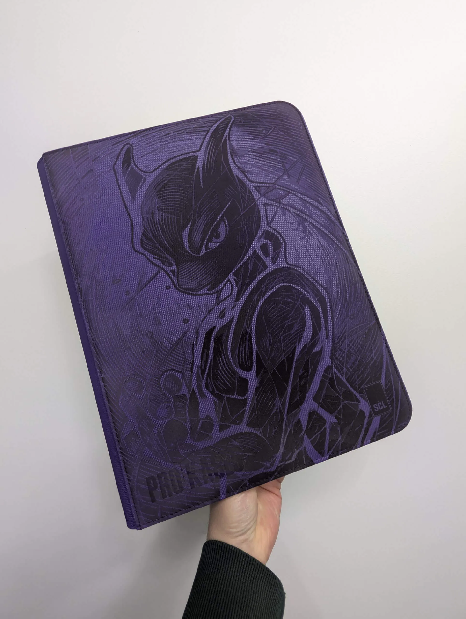Binder Pokémon Mewtwo gravé laser édition collector violet