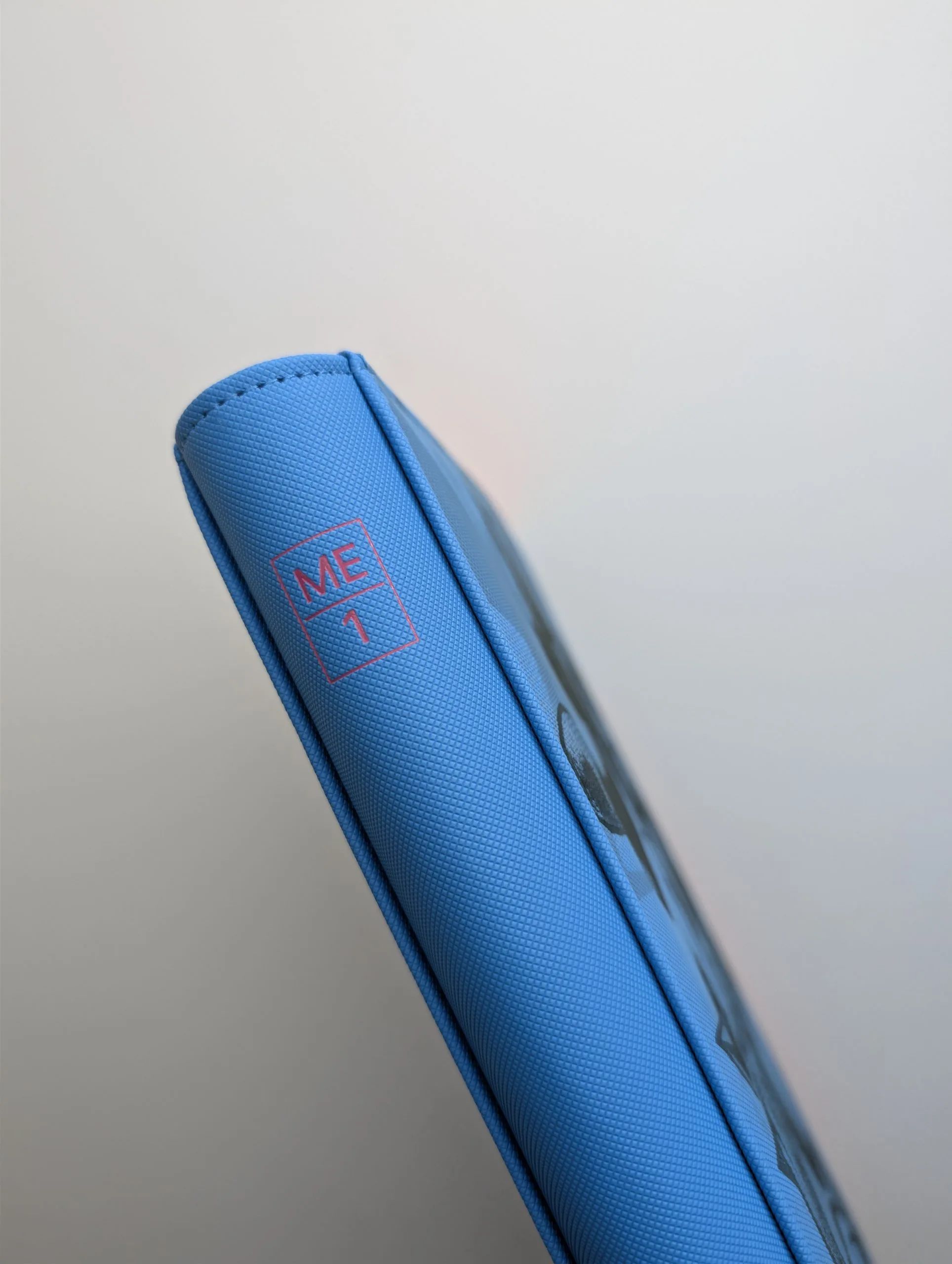 Binder Pokémon ME01 (Méga-Évolution) – Édition Collector Bleu et rose – Image 3
