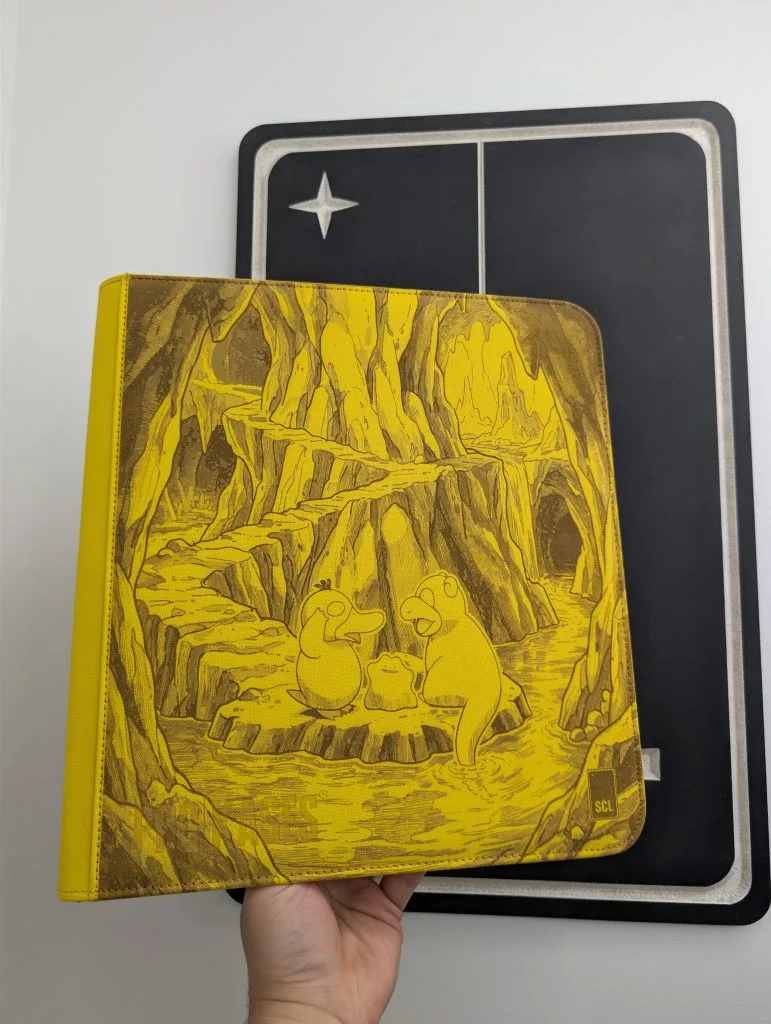 Binder Binder ProKases Jaune – Ramolosse, Psykokwak & Metamorph gravé par Sulli Card Lab