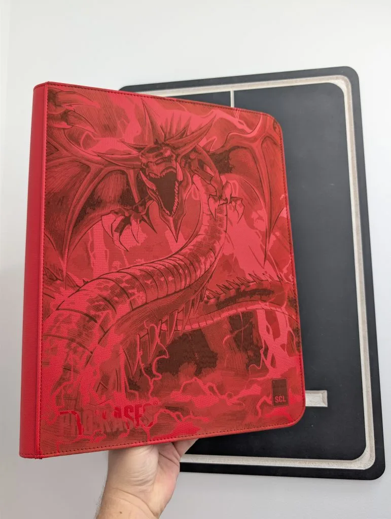 Binder Binder ProKases Rouge – Slifer gravé par Sulli Card Lab