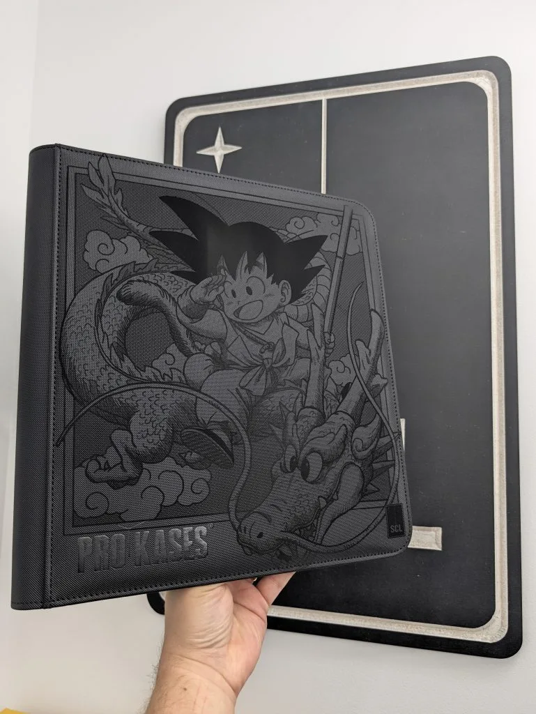 Binder Binder ProKases Noir – Son Goku gravé par Sulli Card Lab